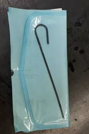 小狗在花园里玩耍时,在野蛮事件中刺穿了下巴