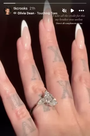 梅布尔订婚了,她的嫂子把这个浪漫求婚的功劳都揽在了自己身上