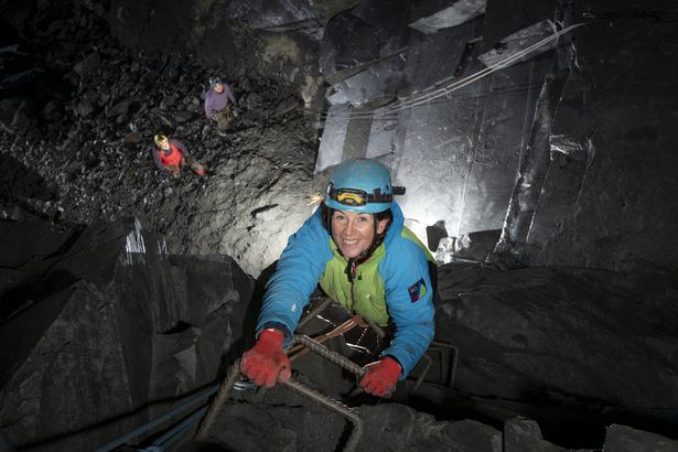 在令人惊叹的地下1375英尺的酒店内,只能通过徒步旅行、滑索和水浸室进入