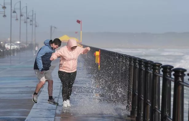英国天气:气象局发布银行假日洪水预警,地图显示可怕的风暴袭击英国