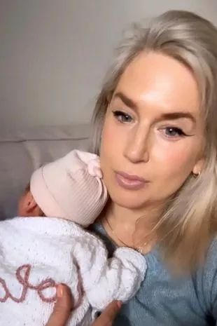 安娜·怀特豪斯(Anna Whitehouse)对那些批评她离婚一年后生孩子的喷子的爆炸性回应