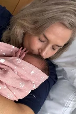 安娜·怀特豪斯(Anna Whitehouse)对那些批评她离婚一年后生孩子的喷子的爆炸性回应