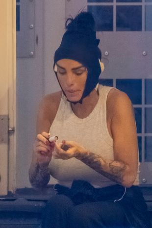 凯蒂·普莱斯的粉丝们恳求放了她!——但有些人注意到了机场逮捕的奇怪细节