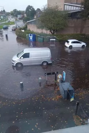 米德兰兹村,一辆汽车被汹涌的洪水淹没