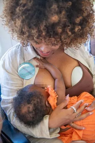 弗勒·东悠闲地用母乳管喂她四个月大的女儿诺瓦