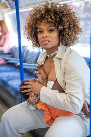 弗勒·东悠闲地用母乳管喂她四个月大的女儿诺瓦