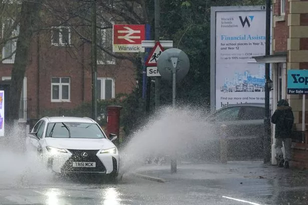 英国气象局发布了新的14小时天气预警,英国人被告知要做好大雨的准备