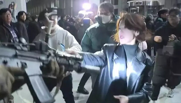 一名韩国女子抢了士兵的枪,解释了她这么做的原因