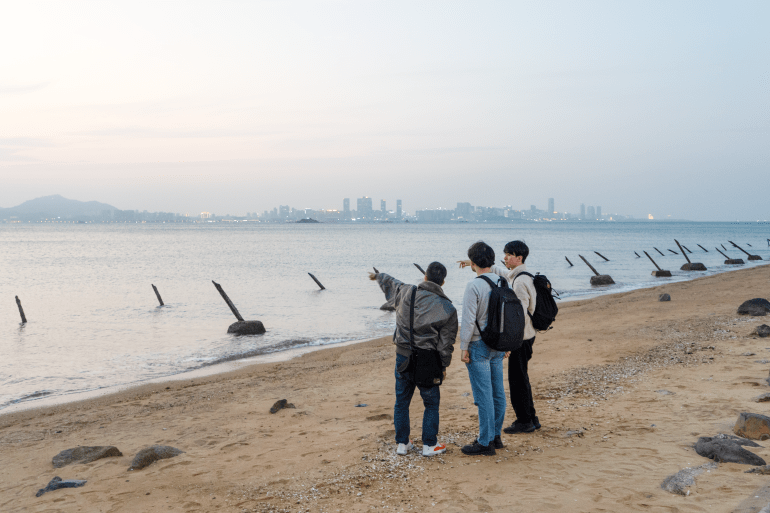 在麻烦不断的中国台湾海域,一场游泳比赛带来了难得的希望