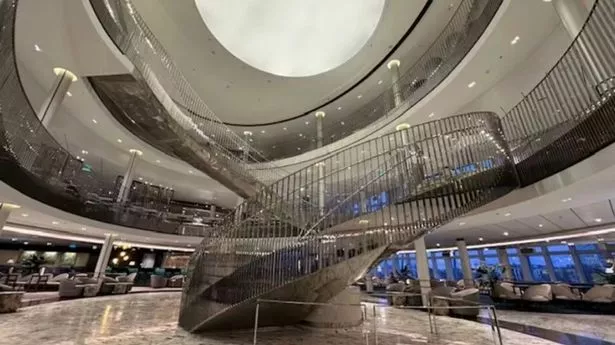 在诺如病毒袭击的P&O Iona邮轮内部,“垃圾箱溢出,到处都是生病”
