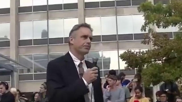 乔丹·彼得森(Jordan Peterson)表示,他已经离开加拿大,搬到了美国