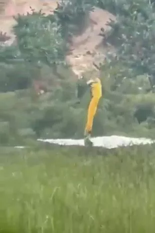 一名游客在一生难得的假期中,在可怕的跳伞事故中坠崖身亡