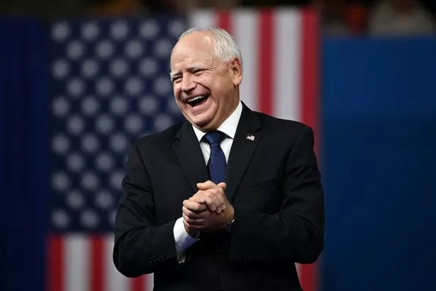 蒂姆·沃尔兹(Tim Walz)在舞台上用“JD Vance沙发”插科打诨,因为与沙发发生了粗鲁的性关系