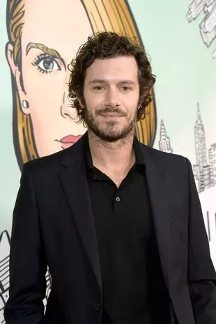 苏菲·哈布被一个假装是她梦中情人的男人亚当·布罗迪欺骗了