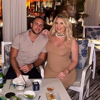 看看《TOWIE》明星丹妮尔·阿姆斯特朗如何减掉3.5英石的惊人体重,她解释了自己减肥的简单方法