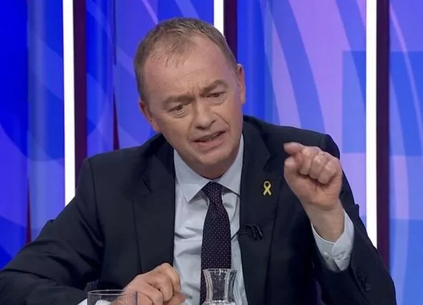 英国广播公司提问时间的观众对国会议员保留供暖津贴而养老金领取者面临削减感到愤怒