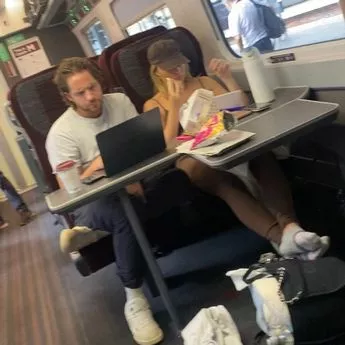 难以辨认的好莱坞明星在火车上吃Pret三明治