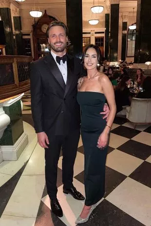 TOWIE的Clelia Theodorou在闪亮的钻石戒指后宣布与男友Tommy Cole订婚
