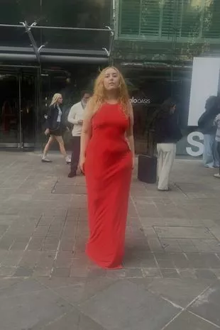 乔纳森·罗斯的女儿霍妮在伦敦时装周上穿着大胆的透视装吸引了人们的目光