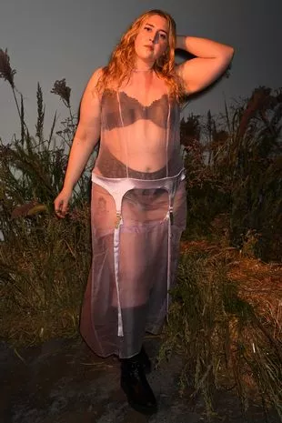 乔纳森·罗斯的女儿霍妮在伦敦时装周上穿着大胆的透视装吸引了人们的目光