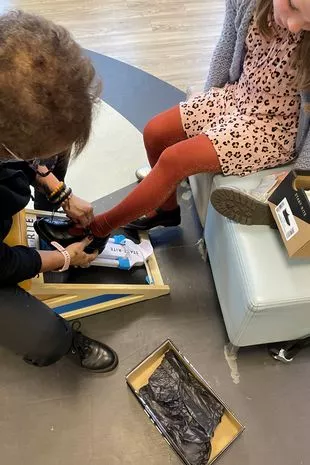专家警告家长在买童鞋时千万不要做的一件事