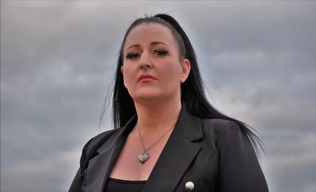 砍刀暴徒和暴徒使婴儿瘫痪,准备提前从监狱释放