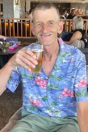 被老板禁止休假的清洁工一边晒太阳一边感谢筹款人