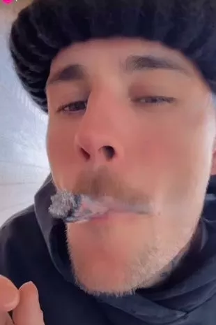 在一段令人担忧的视频中，贾斯汀·比伯一边抽烟一边对着镜头咧嘴笑，引发了粉丝们的担忧