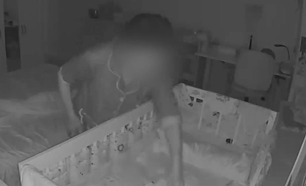 虐待狂保姆在被摄像头拍到殴打两天大的婴儿后逃离