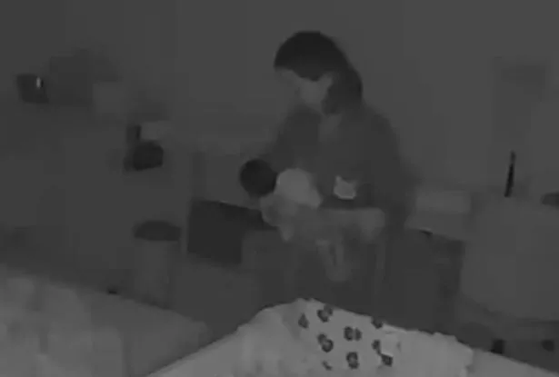 虐待狂保姆在被摄像头拍到殴打两天大的婴儿后逃离
