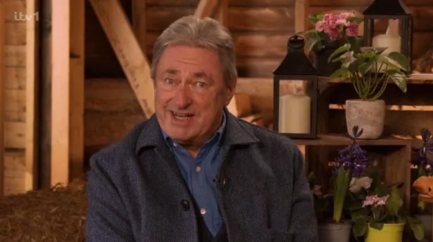 艾伦·蒂奇马什（Alan Titchmarsh）说，“我知道这很粗鲁”，他停止了聊天，指出了一个里程碑