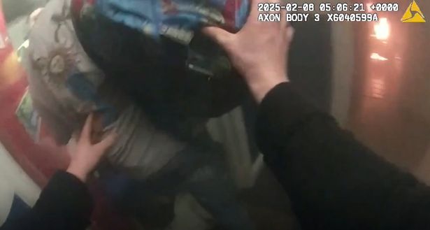 看着警察冲进燃烧的酒店，喊着“来听我的声音”来救游客