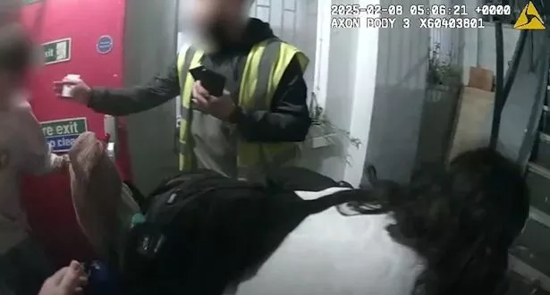 看着警察冲进燃烧的酒店,喊着“来听我的声音”来救游客