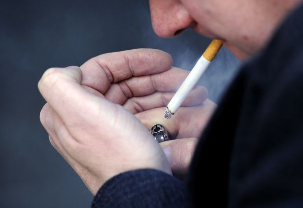 由于廉价的一次性电子烟,现在越来越多的人不仅吸烟,还吸电子烟
