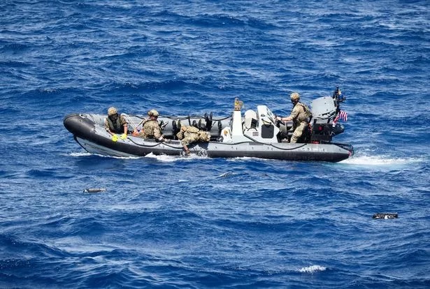 英国皇家海军缴获了第一艘装满价值1.6亿英镑可卡因的潜水艇