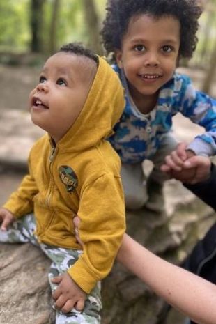 妈妈在浴缸里淹死了5岁和2岁的儿子,然后爸爸有了可怕的发现