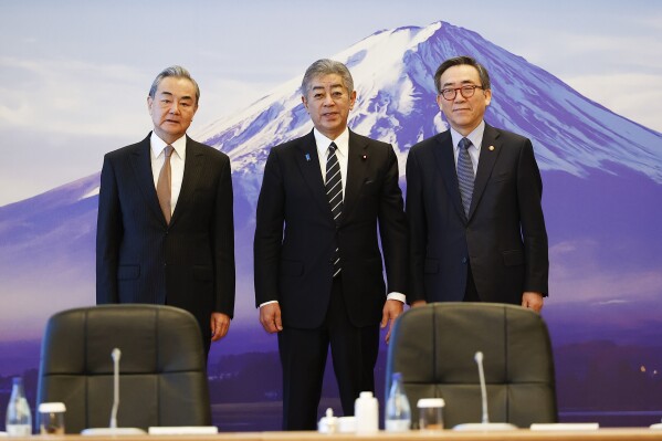 日本与中国和韩国举行会谈