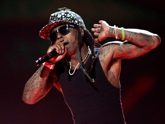 Lil Wayne的笔记本上有“We On Fire”的歌词，在法庭裁决后以500万美元的价格出售