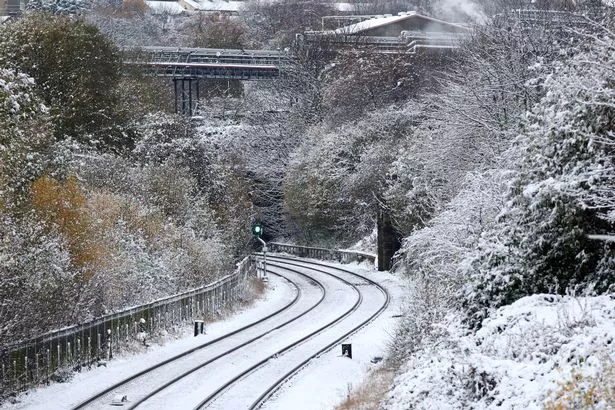 在英国早高峰时段，冰雪将造成交通混乱