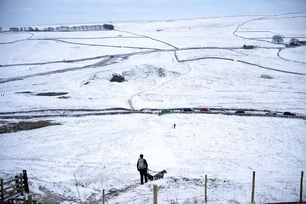 在英国早高峰时段,冰雪将造成交通混乱