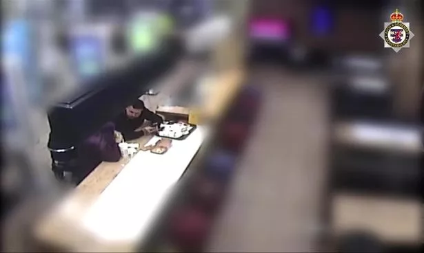 怪物殴打婴儿，导致他们残疾，一边嘲笑麦当劳，一边进行令人毛骨悚然的搜索