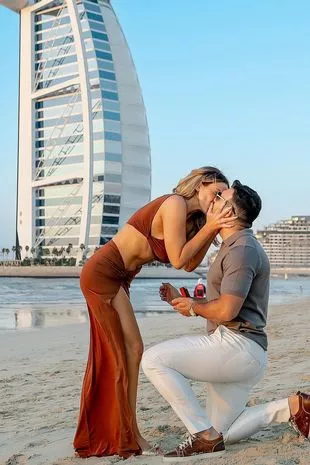 皮特·威克斯在维姬·帕蒂森的婚礼上扮演了一个不同寻常的角色——这是他不期待的时刻