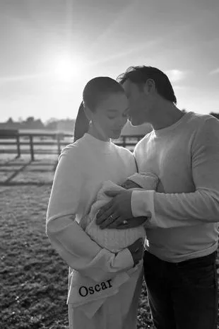 Ed Westwick的妻子Amy Jackson生下了他们的第一个孩子，并分享了可爱的家庭照片