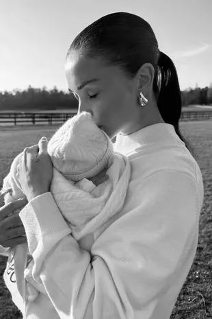 Ed Westwick的妻子Amy Jackson生下了他们的第一个孩子,并分享了可爱的家庭照片