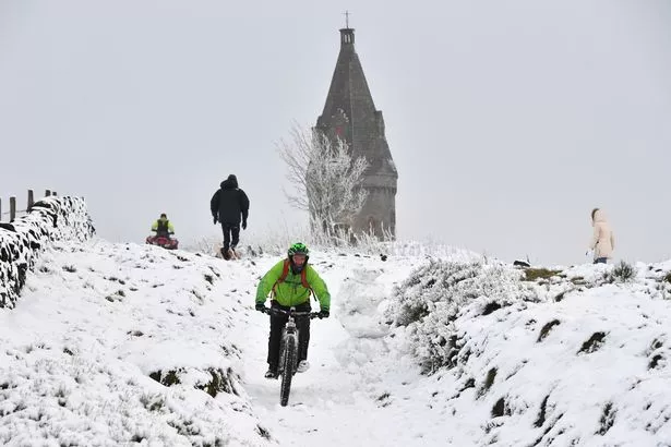 英国气象局警告气温将降至零下7摄氏度，气象地图显示了降雪地区