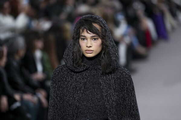当一天或整个世界出了差错时，马克斯·玛拉（Max Mara）提供了羊绒的舒适