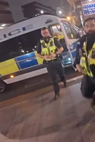 惊心动魄的瞬间,冒失鬼从英国摩天大楼跳下——以及他对警察厚颜无耻的评论