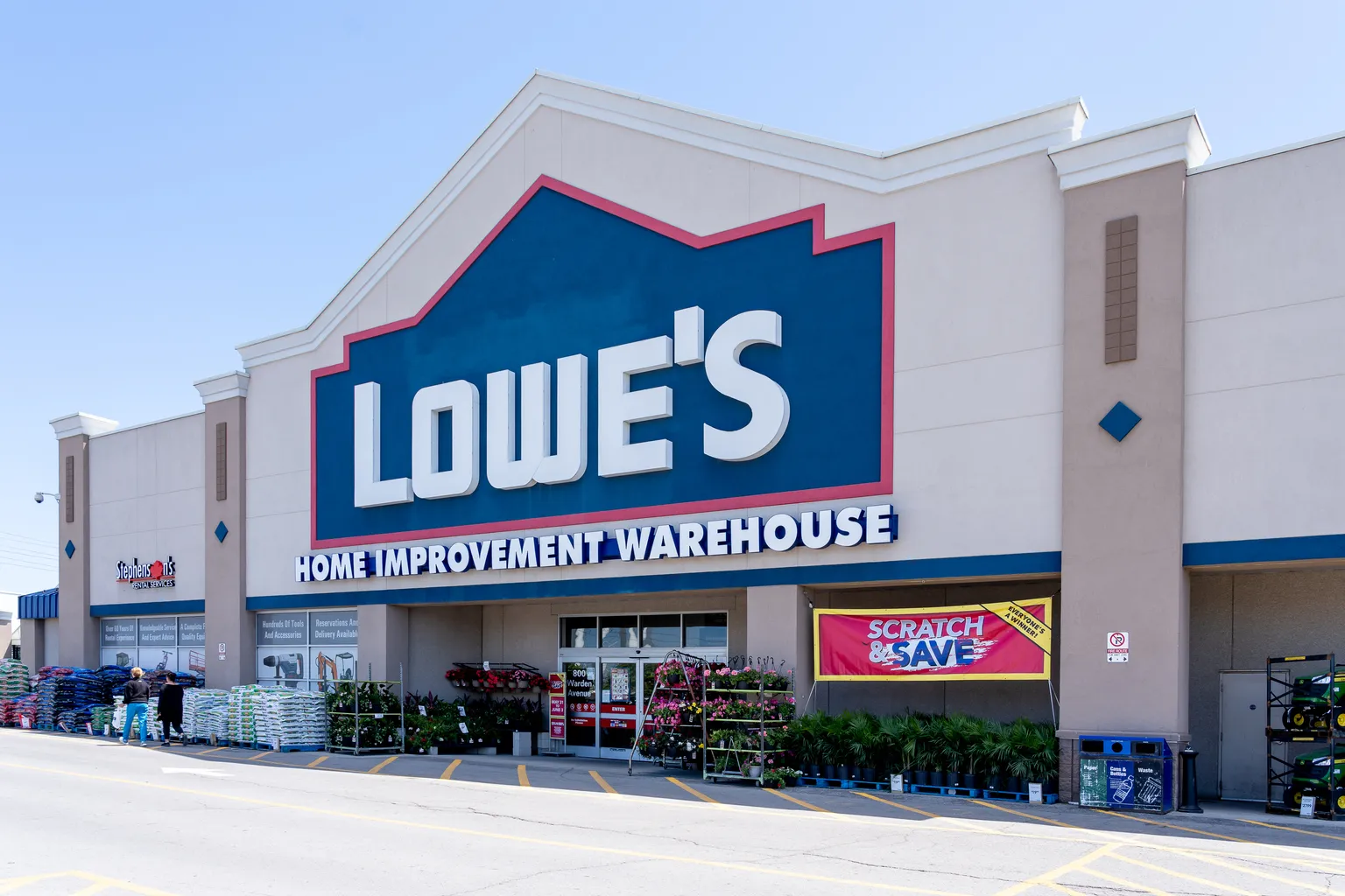 Lowe's公司持续增长，但面临当前的市场挑战