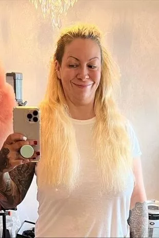 朱迪·马什(Jodie Marsh)在放弃名声转而务农后令人瞠目结舌的转变——她出现在法庭上