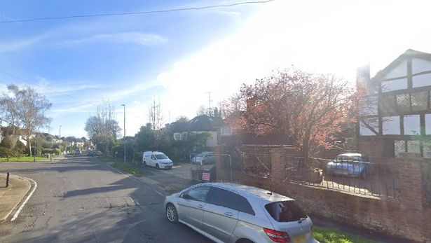 一名男子挡住街道上的公共人行道,不让邻居靠近